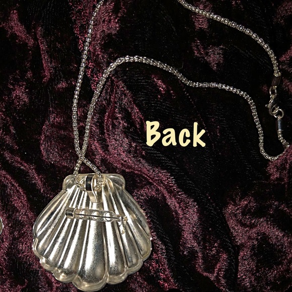 DONATED-Necklace/Brooch-Silvertone alloy Scallop shell - Picture 2 of 3